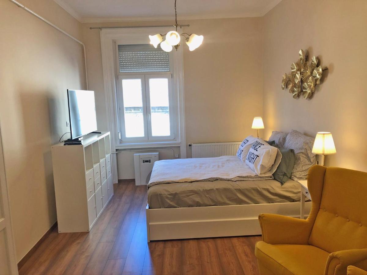 Modern Comfort In Historical Boedapest Buitenkant foto